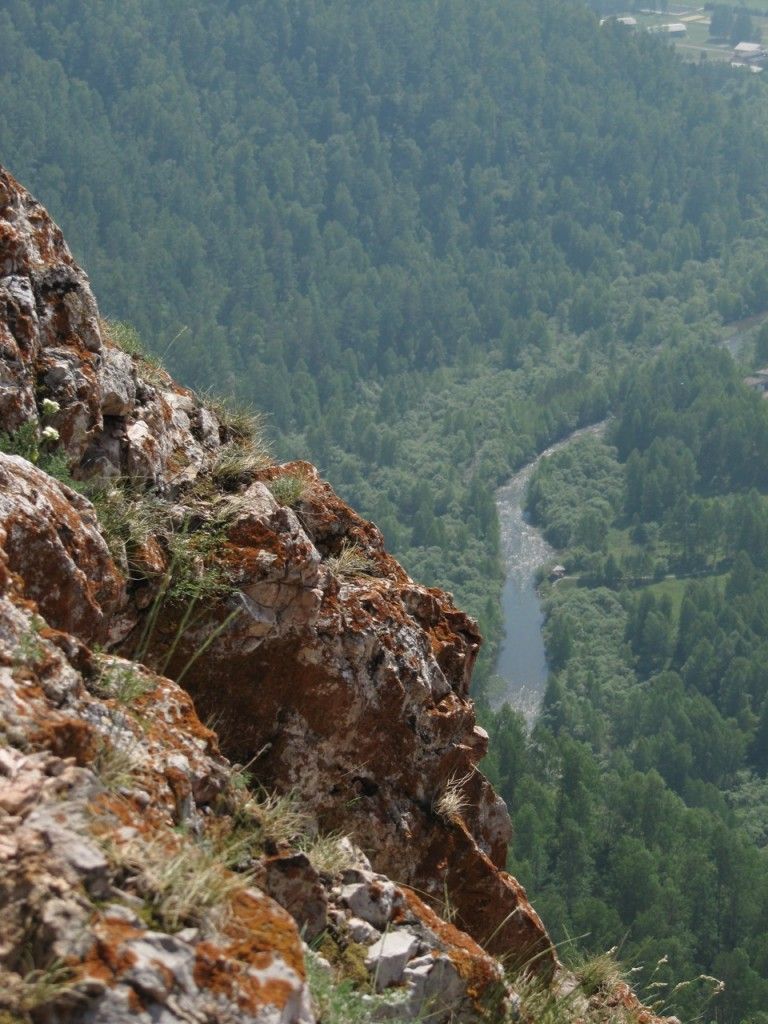 Торгашенский хребет, скалы Красный гребень и Арка - фото