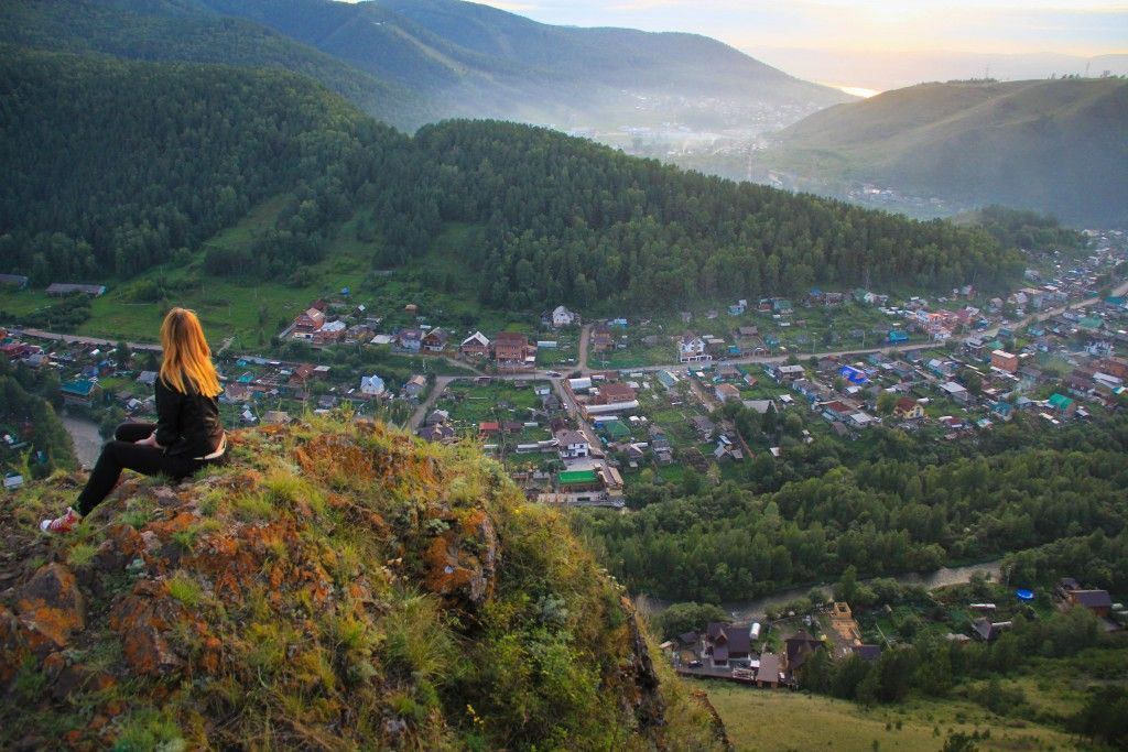 Торгашенский хребет, скалы Красный гребень и Арка - фото