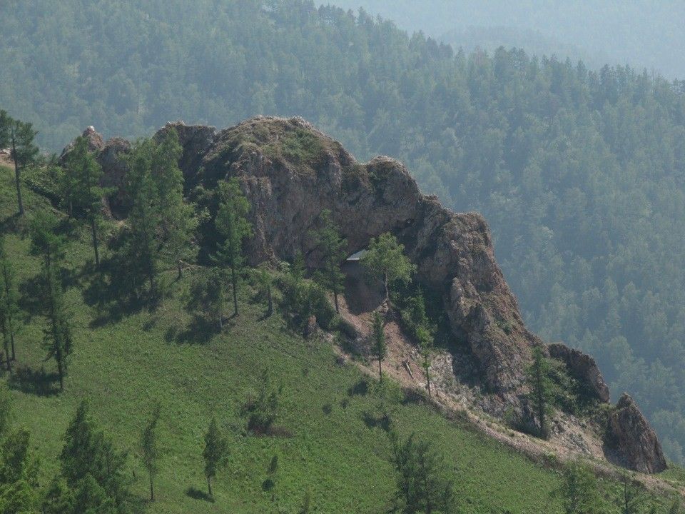 Торгашенский хребет, скалы Красный гребень и Арка - фото