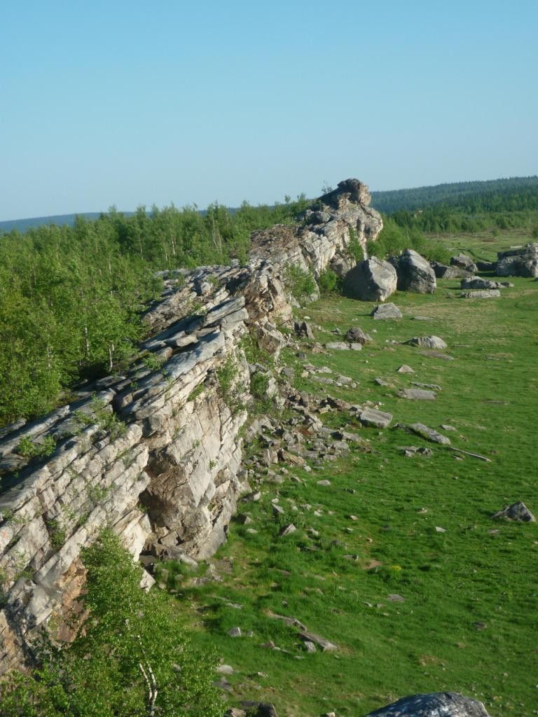 Крестовая и скалы на Косьве - фото